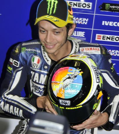 Valentino Rossi e i caschi. Un binomio di culto. A Misano il campione di Tavullia  sceso in pista per il terzo turno di prove libere con un casco celebrativo dedicato a Marco Simoncelli. Il pilota Yamaha ha scelto un tema musicale famosissimo per lo scopo: le illustrazioni e le frasi della canzone dei Pink Floyd, 